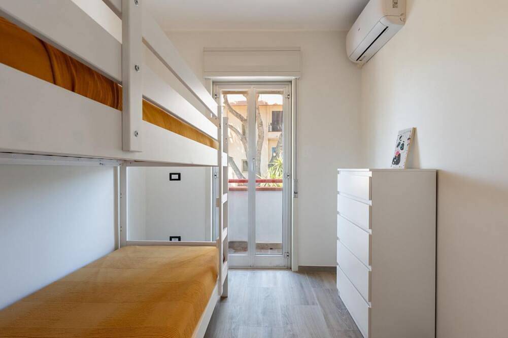 Apartamento entero, A comfortable 90 sqm apartment on two levels connected by an internal staircase, ideal for up to 6 people.The property is located in Torre Faro, one of the most picturesque towns in the Messina area, about 15 km from the center of Messina, at a point whe in Torre Faro, Mesina