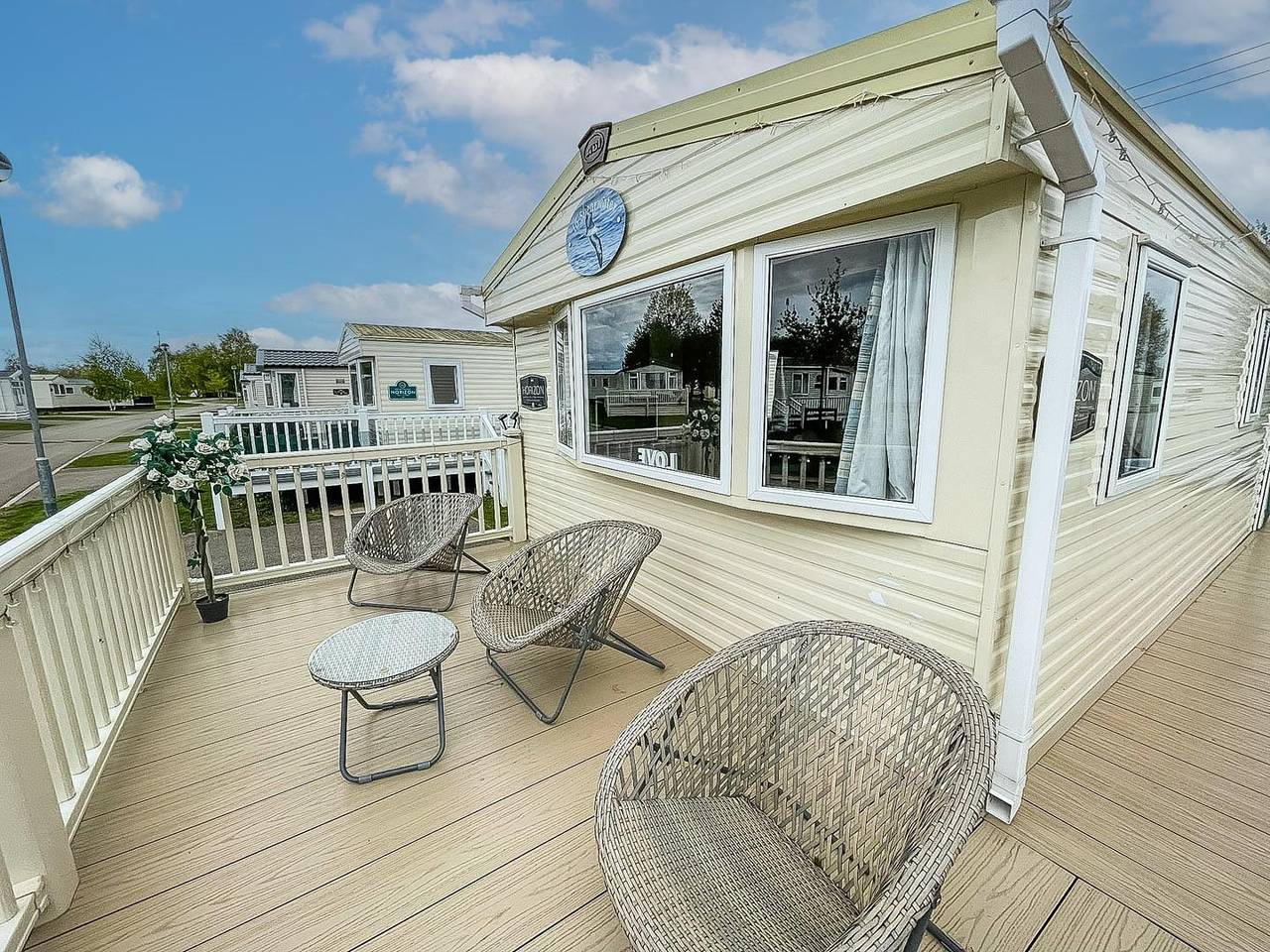 Caravansleeps8-Hottub-Fireplace-Garden-Patio in Tattershall, Lincolnshire