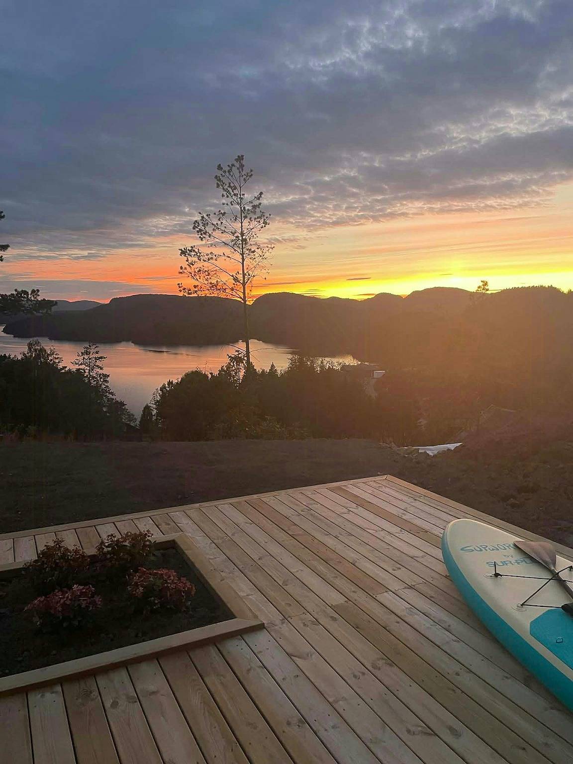 Nordisk designhytte med utsikt over innsjøen Toke in Drangedal 