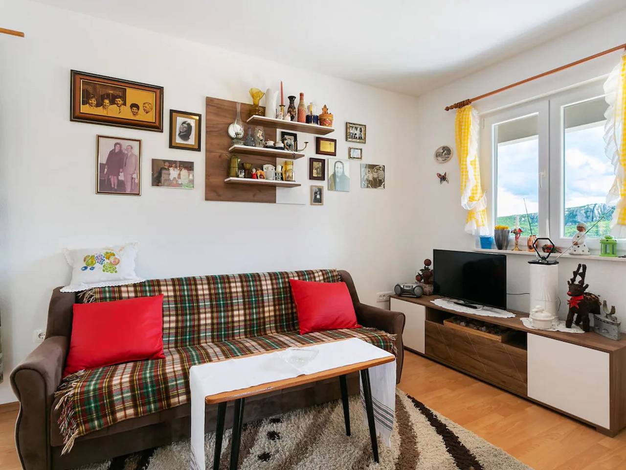 Quaint Holiday Home in Ričice-Imotski near Red Lake in Imotski, Makarska Riviera