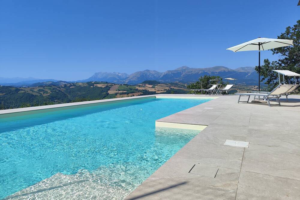 Graziesole Farmhouse whole house exclusively, facing the Sibillini Mountains in Penna San Giovanni, Macerata Provinz