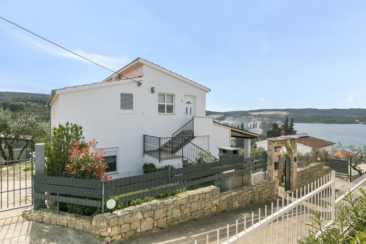 Ganze Wohnung, Studio Appartement mit Terrasse Necujam, Solta As-18993-a in Necujam, Solta