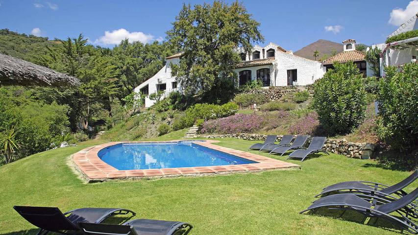 Finca für 24 Personen, mit Whirlpool und Terrasse sowie Garten in Casares