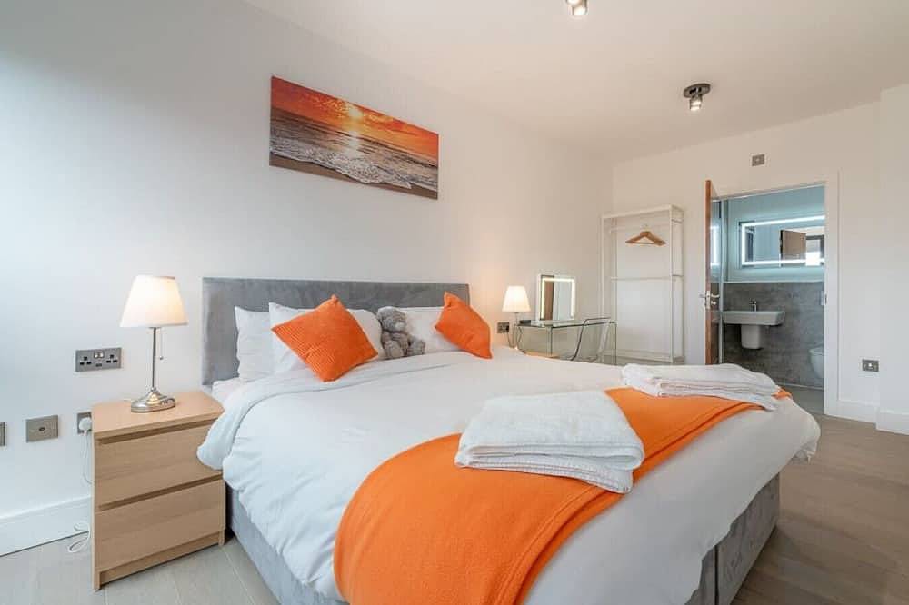 Entire apartment, Central penthouse with private hot tub and views in Cheltenham, Gloucestershire