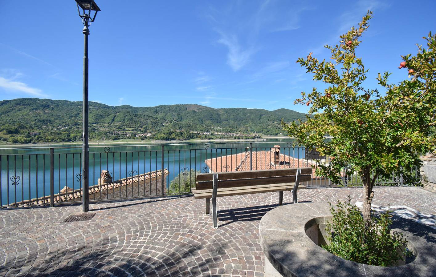 Ganze Ferienwohnung, Apartment im Stadtzentrum mit WLAN und Parkplatz in Castel di Tora, Terminillo