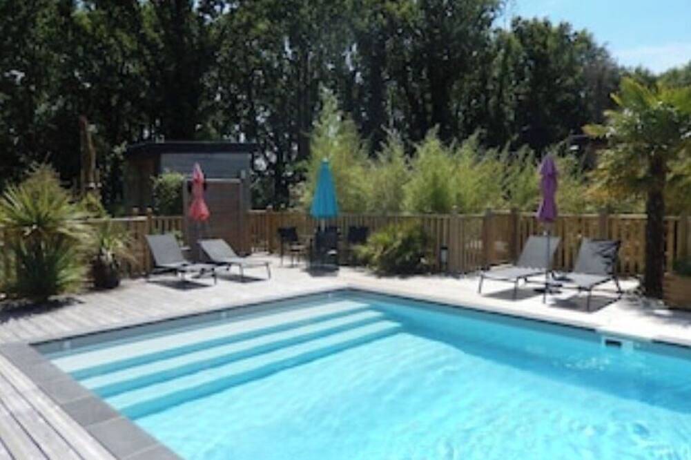 Gite with swimming pool and beach  in Le Tour-du-Parc, Côte des Mégalithes