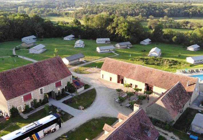 Location de vacances pour 6 personnes, avec piscine et jardin à Lignac