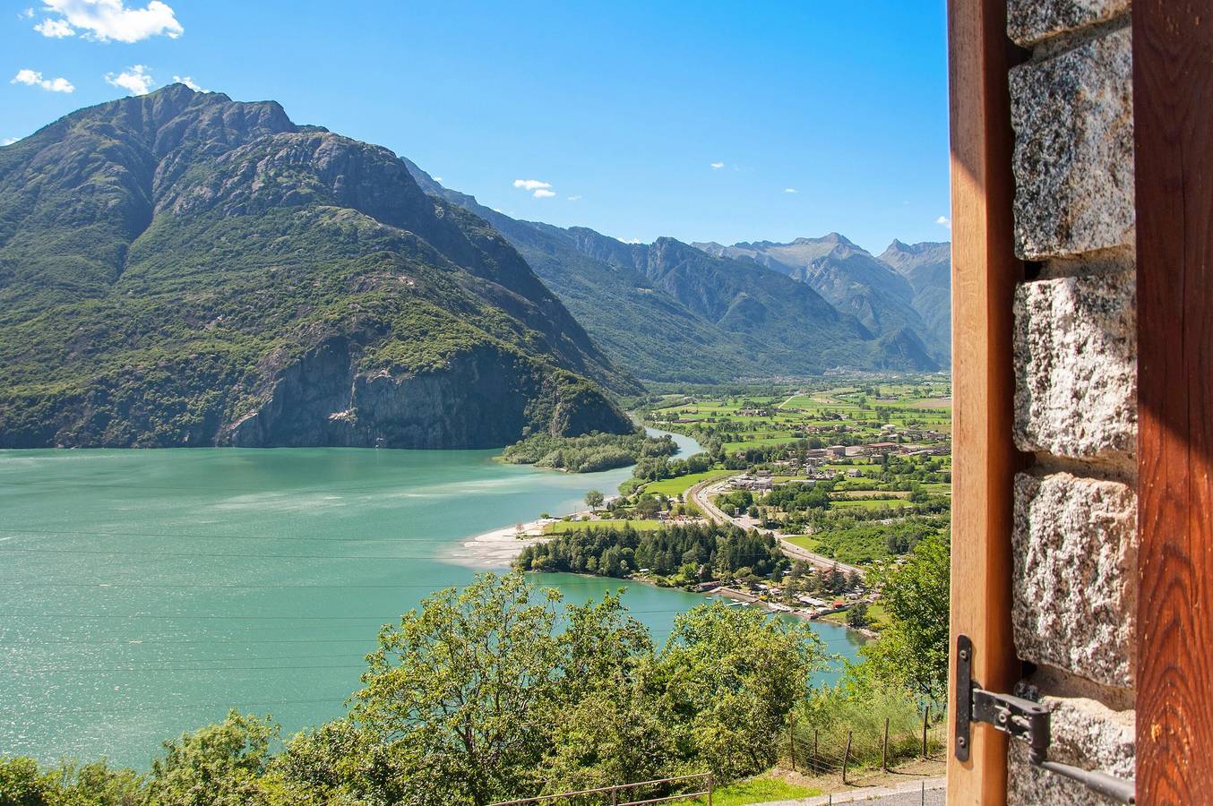 Casa vacanze Il ciliegio sul lago con vista lago, terrazza e giardino in Verceia, Lago di Como