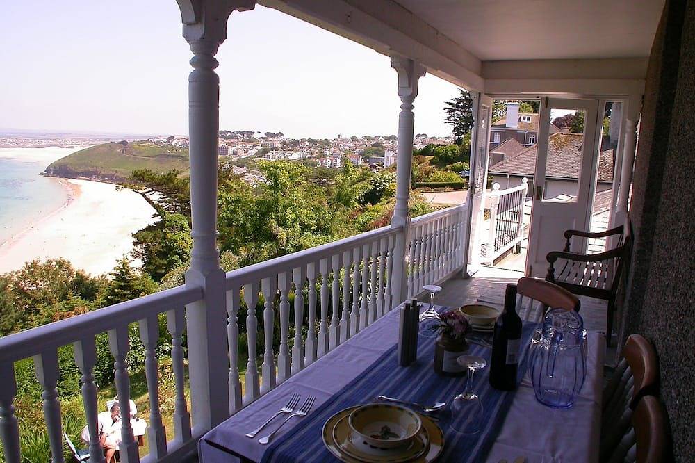 Entire apartment, Character, Views over Carbis Bay, Balcony,Parking,2 Bathrooms, own entrance. in Carbis Bay, Cornwall