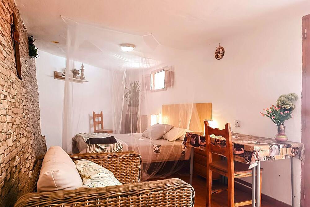 Country house among palm and olive trees. in Trejo, Santa Lucía de Tirajana