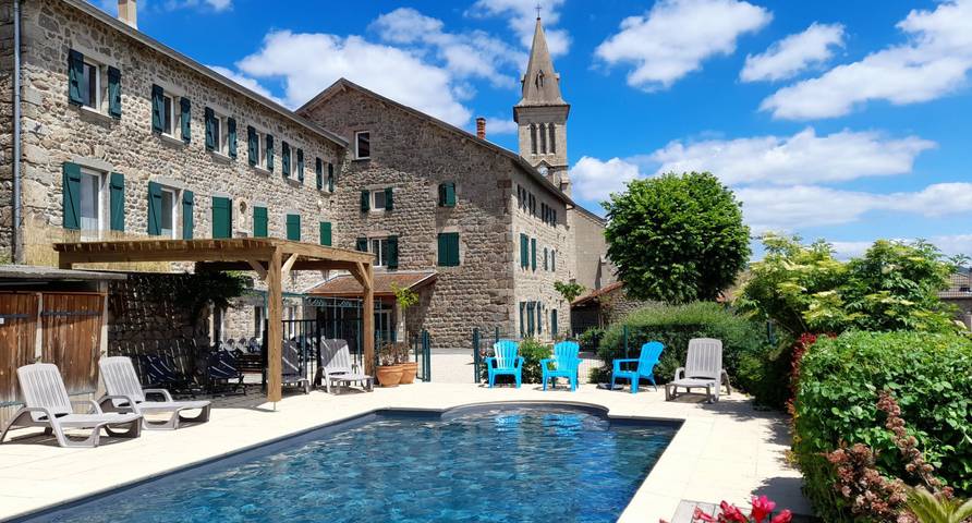 Gîte pour 22 personnes, avec piscine ainsi que terrasse et jardin