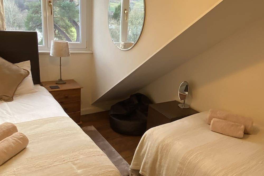 Beautiful cottage in the heart of Rhayader with riverside views ( pet friendly) in Rhayader, Powys
