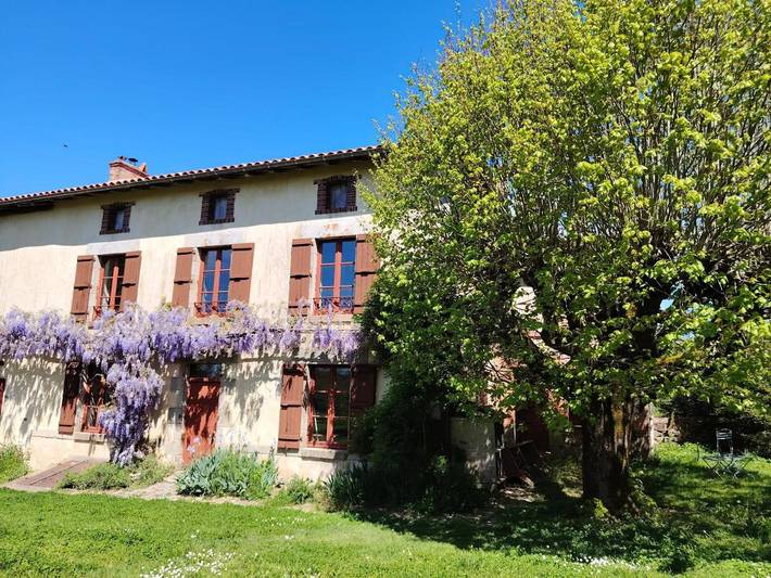 Location de vacances pour 8 personnes, avec jardin ainsi que piscine et vue, animaux acceptés à Saulgond