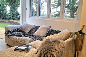 Log Cabin for 2 People in Surrey, South East England, Photo 3