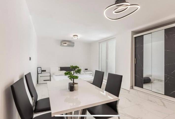 Ferienwohnung für 2 Personen, mit Pool und Ausblick sowie Terrasse, mit Haustier in Marusici