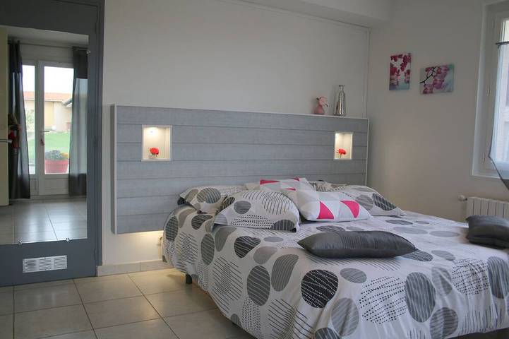 Gîte pour 5 personnes, avec terrasse ainsi que piscine et jardin à Aussonne - 4