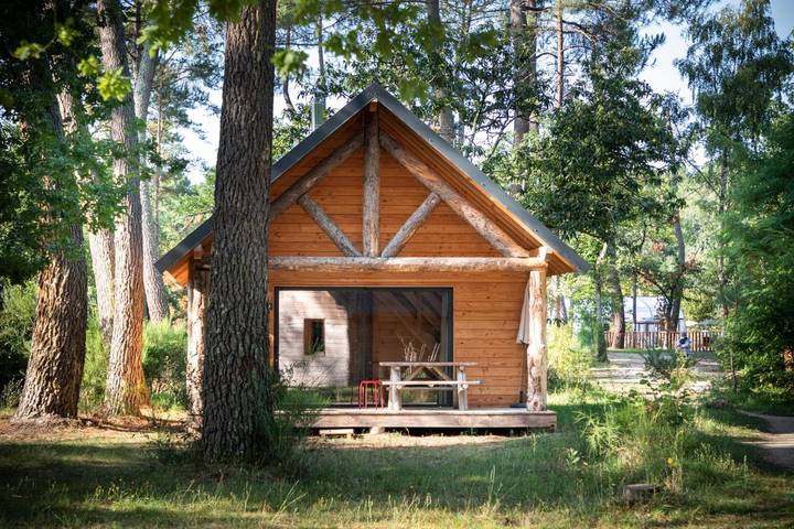 Parc de vacances pour 5 personnes, avec jacuzzi et piscine ainsi que terrasse et sauna à Rillé