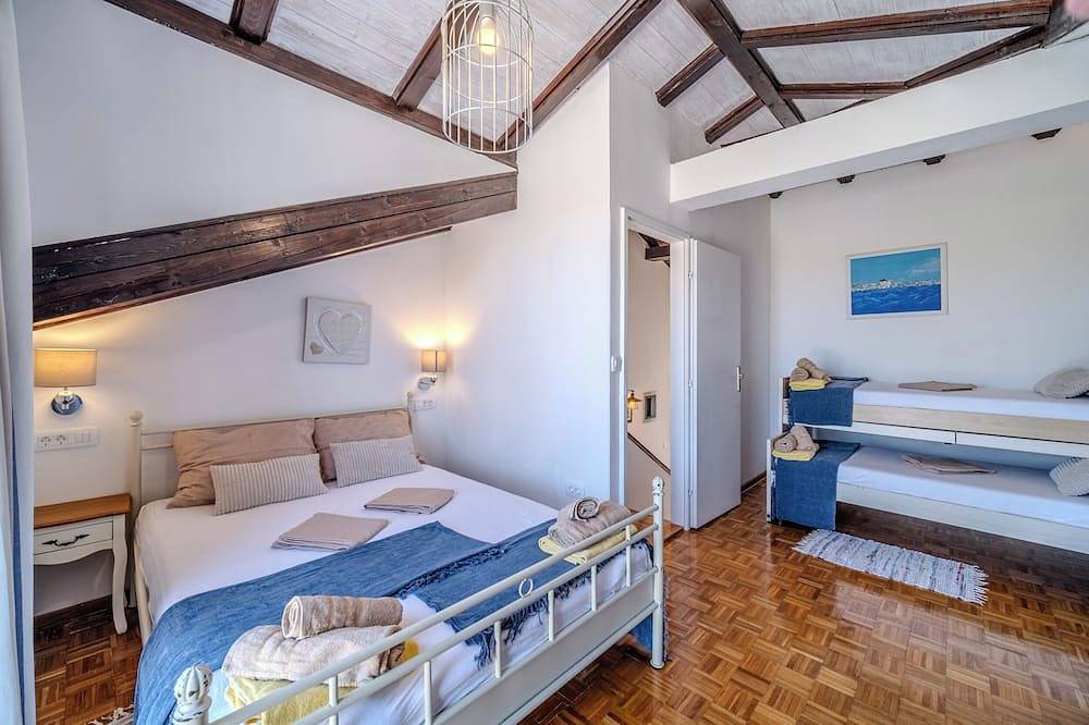 Villa Julia with a private heated pool and hot tub, ideal for large groups in Milna, Brac