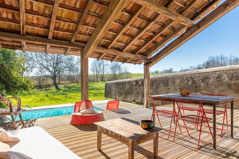 La Grange: Between sea and mountains, spacious gîte with private pool. in Labastide-Villefranche, Béarn