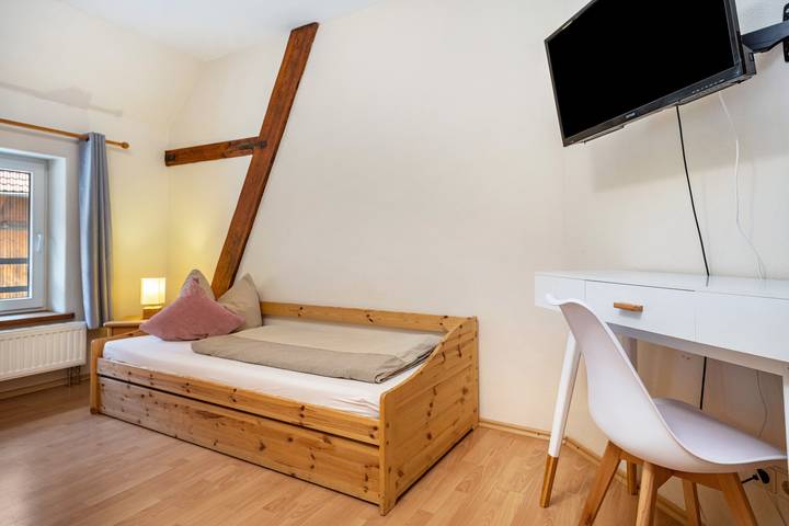Ganze Wohnung, 'Zimmer 3', Einzelzimmer mit eigenem Bad in Ravensburg, Region Bodensee-Oberschwaben