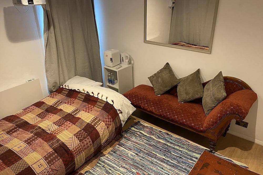 Luxury Garden Cabin near River Thames and Richmond Park in Wandsworth, London