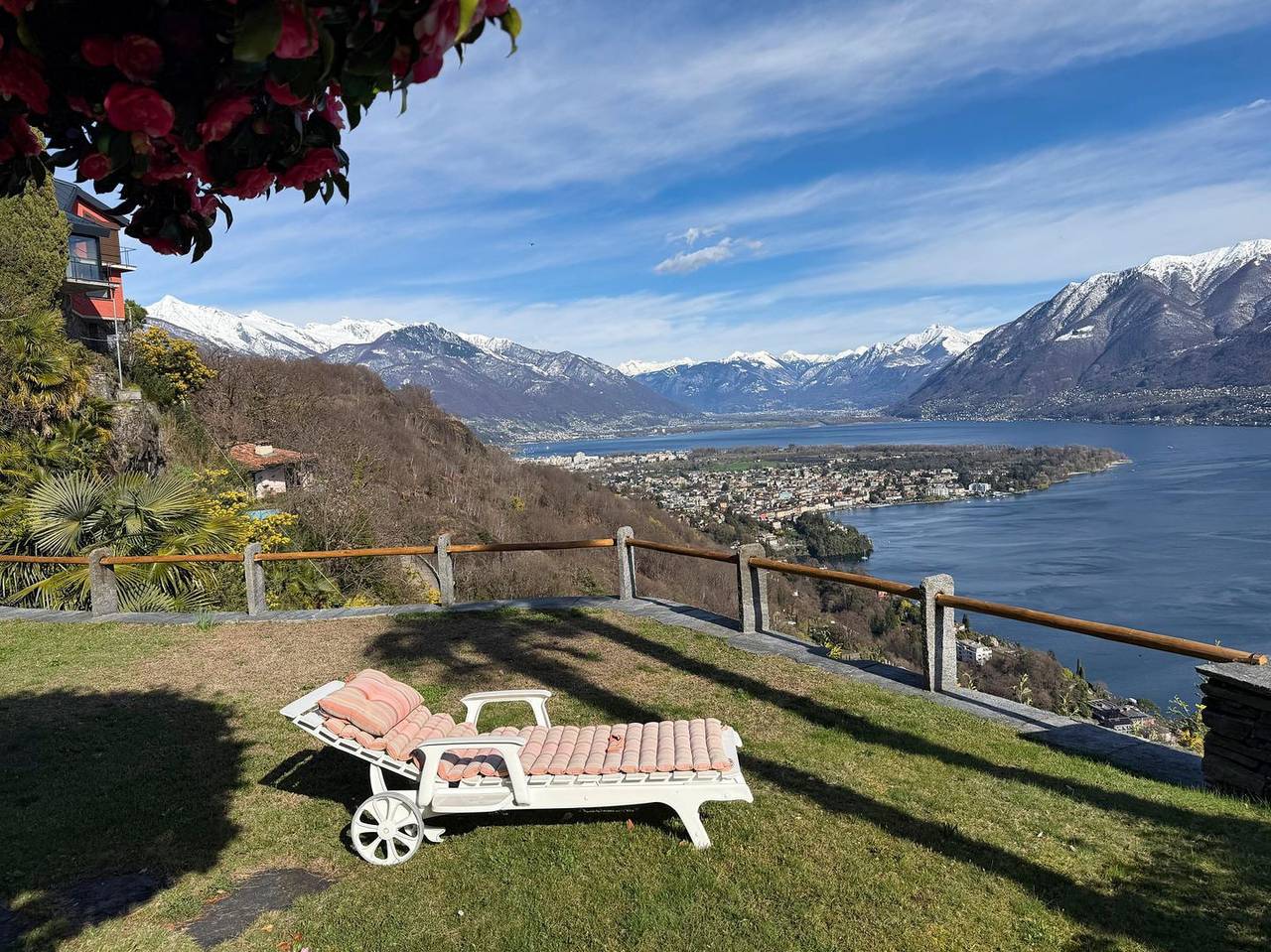 Traumhaftes Haus mit Panoramablick auf die Brissago Inseln in Ronco sopra Ascona, Tessiner Alpen