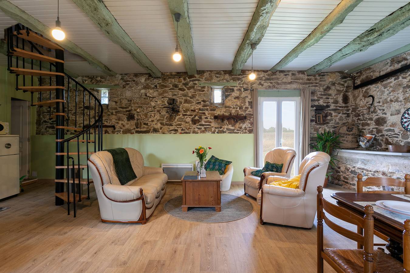 Casa de vacaciones 'L'abreuvoir Du Leffo' con terraza privada, jardín privado y Wi-Fi in Allineuc, Côtes-d'Armor