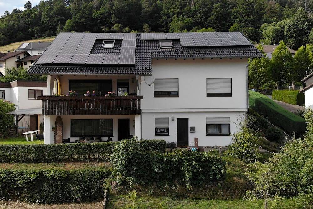 Ganze Wohnung, Ferienwohnung 'Am Südhang' mit Bergblick, privater Terrasse und Wi-Fi in Reichental, Gernsbach