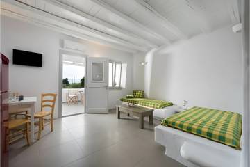 Vacation Rental for 4 Guests in Milos, Cyclades, Picture 1