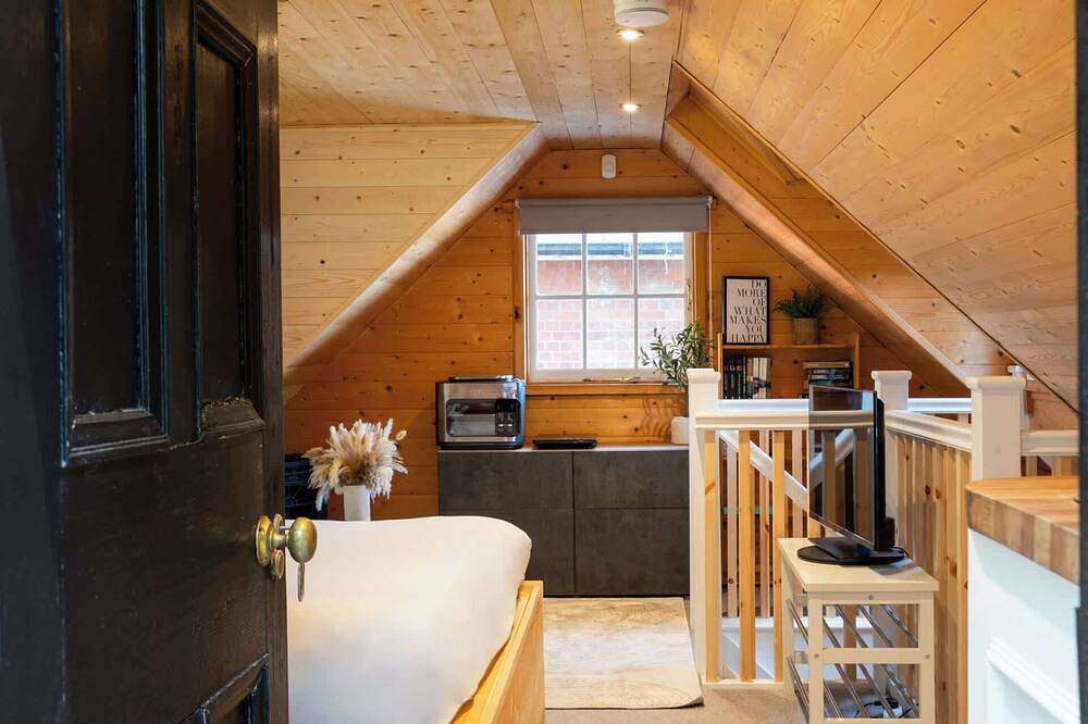 Entire apartment, Waterside Edge with Hot Tub in Rothley, Heart of England