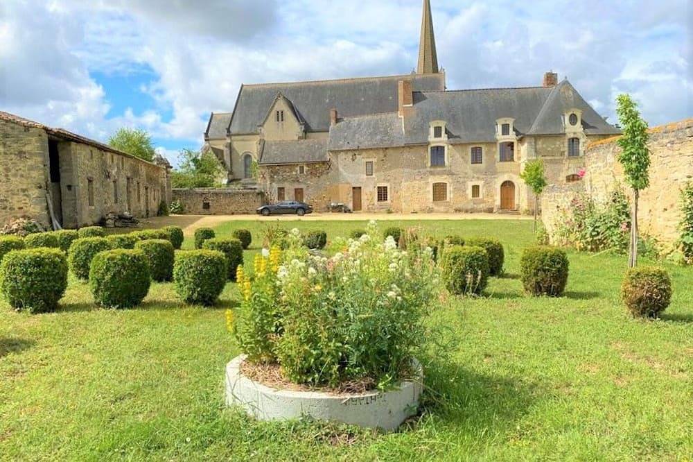 Habitación con Encanto en Prieuré Medieval: Jardines, Desayuno & Proximidad a Castillo y Bioparque in Saint-Georges-sur-Layon, Valle del Loira