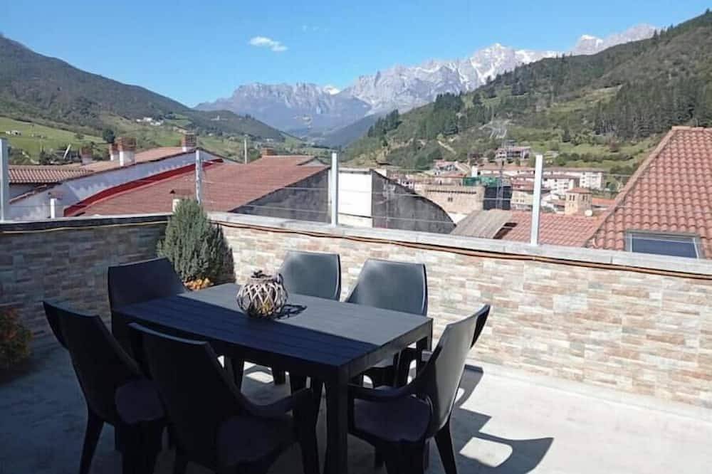 Casona Milawen, with spectacular views of the Picos de Europa in Potes, Cordillera Cantábrica