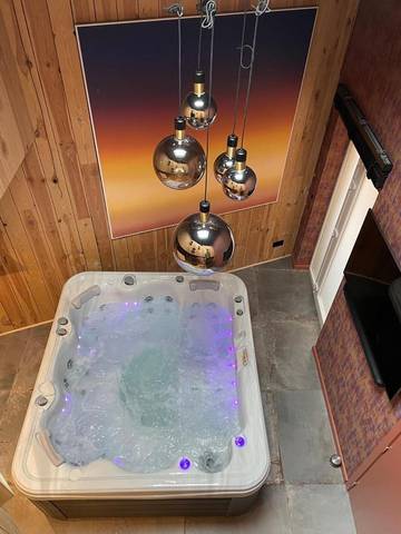 Gîte pour 2 personnes, avec jacuzzi ainsi que piscine et terrasse à Theux