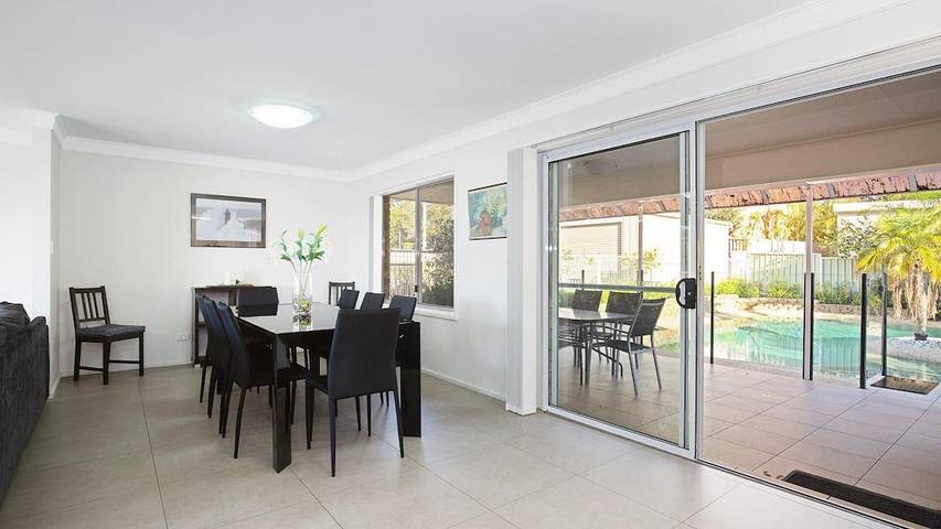 Holiday home for 9 people, with garden and balcony as well as pool in Nelson Bay