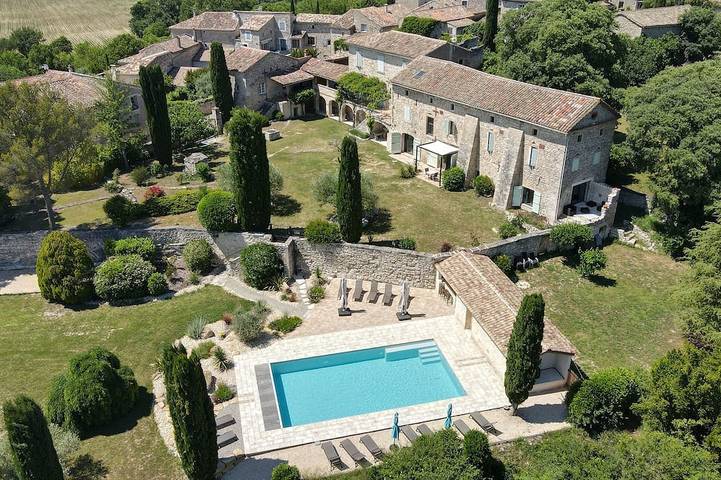 Gîte pour 14 personnes, avec jardin à Saint-Jean-de-Maruéjols-et-Avéjan