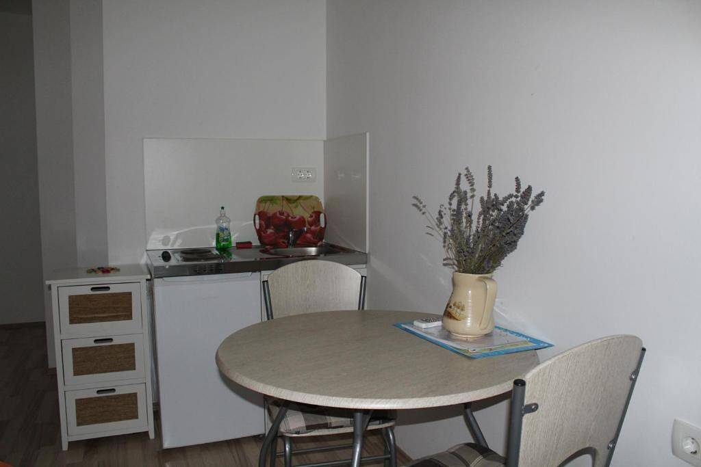Hel leilighet, Studio Apartment with terrace in Primosten, Šibenik-Knin
