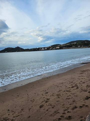 Gîte pour 4 personnes, avec vue ainsi que piscine et terrasse dans Plage de la Baumette