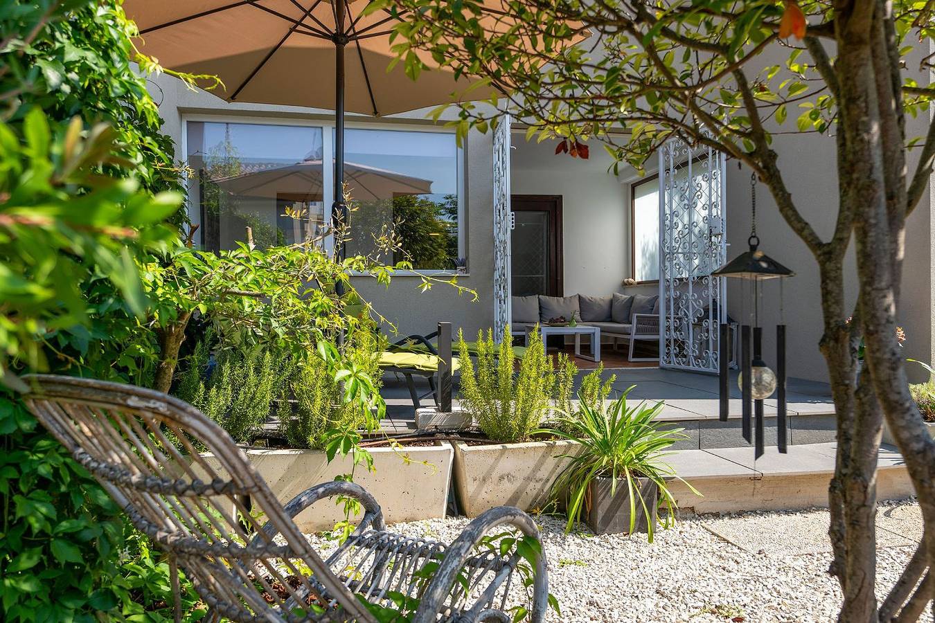 Exquisites Ferienhaus mit privatem Garten, Liegen, Kinderstuhl, Waschmaschine - nur 700 Meter zum Strand in Poreč, Grad Poreč