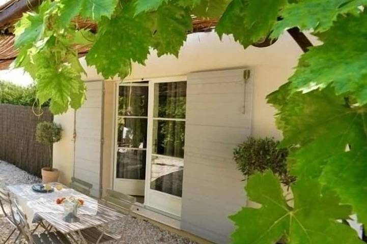 Gîte pour 3 personnes, avec terrasse ainsi que jardin et piscine