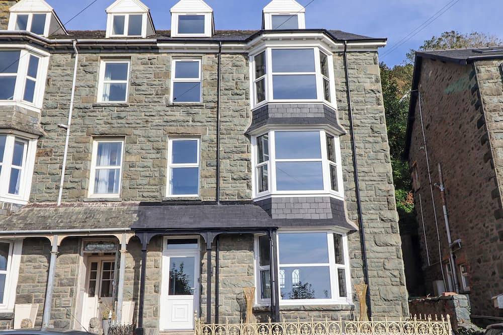 Gwynfa, pet friendly, country holiday cottage in Barmouth in Barmouth, Snowdonia