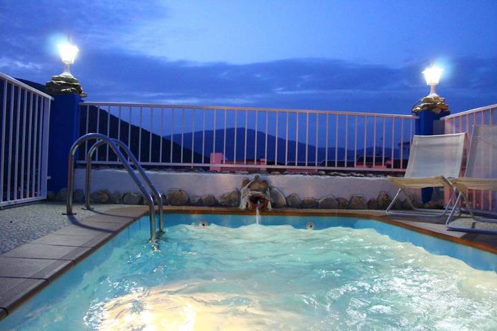 Apartamento para 10 personas, con vistas además de piscina y terraza, Se admiten mascotas en Carcabuey