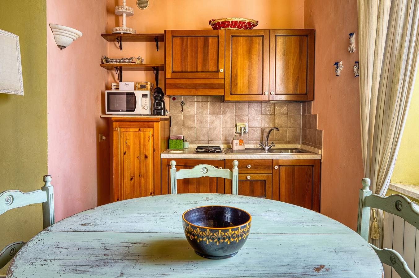 Apartamento entero, Apartamento 'Il Grappolo E La Rosa Tea' con jardín compartido y Wi-Fi in Montefalco, Provincia de Perugia