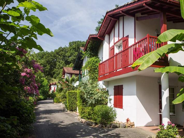 Gîte pour 4 personnes, avec terrasse ainsi que jardin et piscine, animaux acceptés à La Bastide-Clairence