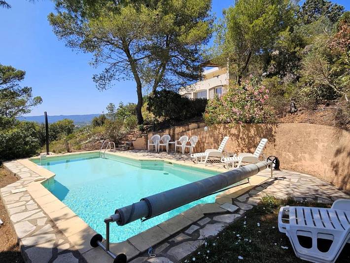 Location de vacances pour 6 personnes, avec piscine et jardin à Pierrerue