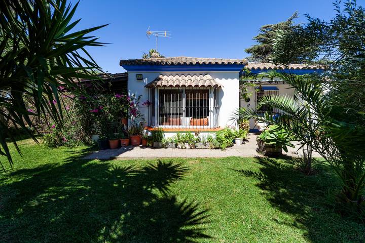 Chalet mit Klimaanlage, Pool, Terrasse, Garten & WLAN; Haustiere erlaubt in Los Franceses-La Vega, Chiclana de la Frontera