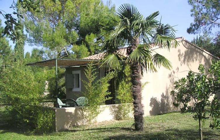 Location de vacances pour 3 personnes, avec Terrasse ainsi que Jardin et Piscine à Mirabel-aux-Baronnies