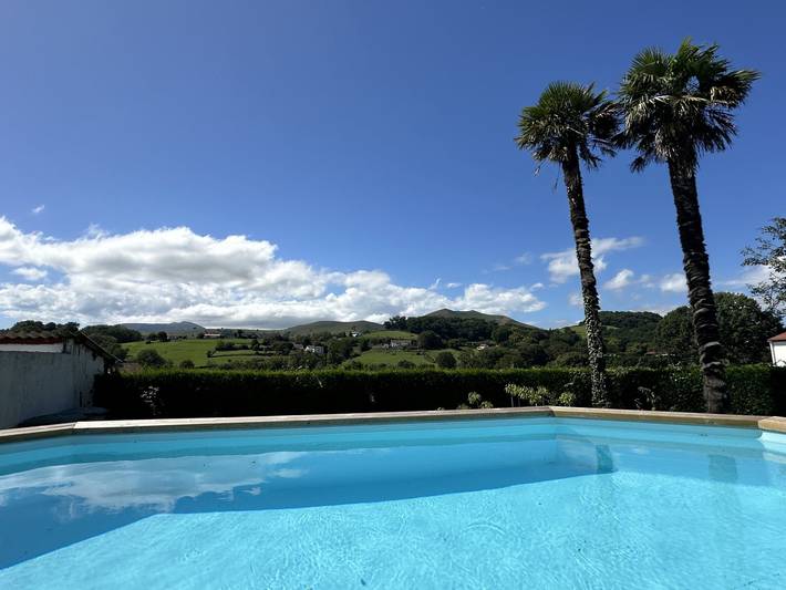 Gîte pour 14 personnes, avec balcon ainsi que piscine et jardin