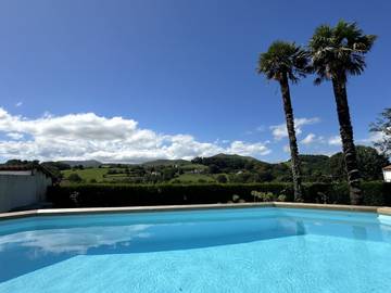 Gîte pour 14 personnes, avec piscine ainsi que jardin et balcon à Saint-Esteben