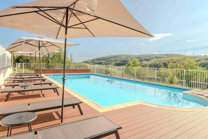 Gîte pour 2 personnes, avec Terrasse ainsi que Jardin et Piscine à Puycalvel