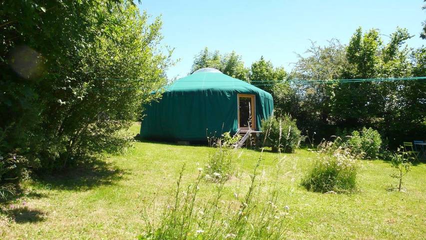 Tente pour 4 personnes, avec jardin ainsi que vue et sauna, animaux acceptés dans le Cantal - 2
